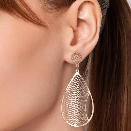 Imagem de Argola Grande Rommanel Trabalhada Banhada A Ouro 18k Formato De Gota Pêndulo