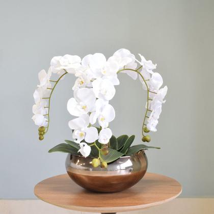 Imagem de Arranjo com Três Hastes de Orquídeas Brancas no Vaso Bronze