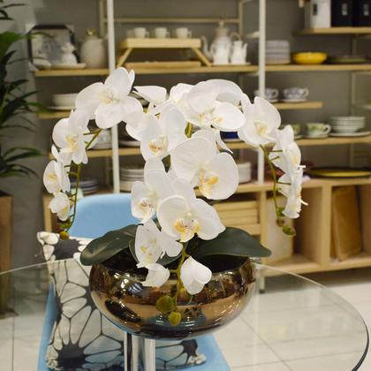 Imagem de Arranjo com Três Hastes de Orquídeas Brancas no Vaso Bronze