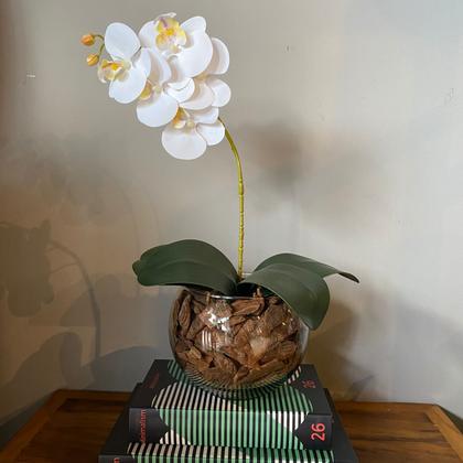 Imagem de Arranjo De Orquídea Branca De Silicone No Vaso Vidro Transparente