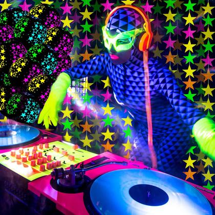 Imagem de Artigos de festa Skylety Glow in the Dark com balões de néon