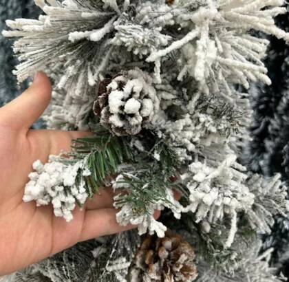 Imagem de Árvore De Natal Modelo Luxo Pinheiro Com Neve Pinha 90cm