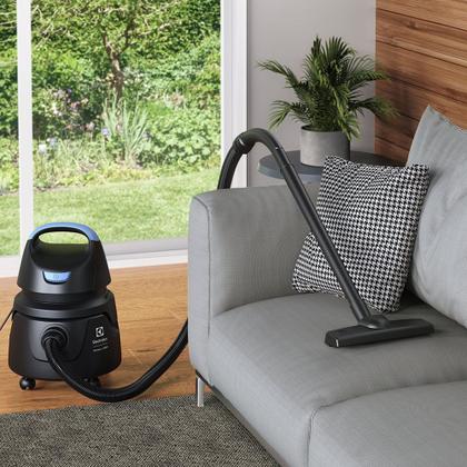 Imagem de Aspirador de Pó e Água Electrolux 1400W c/ Conjunto de Acessórios e Rodas 360 (AWD01)