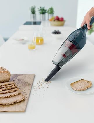 Imagem de Aspirador de Pó Vertical com Fio Electrolux 1100W 2 em 1 Filtro HEPA Azul (STK13A)