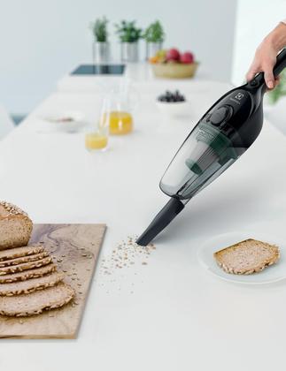 Imagem de Aspirador de Pó Vertical com Fio Electrolux 1100W 2 em 1 Filtro HEPA Preto (STK12)