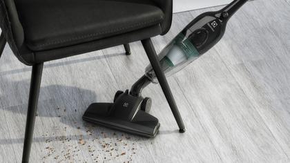 Imagem de Aspirador de Pó Vertical com Fio Electrolux 1100W 2 em 1 Filtro HEPA Preto (STK12)