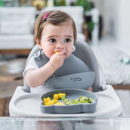 Imagem de Babador com Bolso de Silicone Liso Cinza p/ Bebê Freso Baby