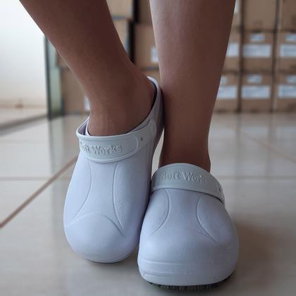 Imagem de Babuche Clog Casual SoftWorks Confortável Prático Estiloso Com Palmilha Para Passeios Em EVA BB90