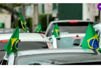 Imagem de Bandeira Do Brasil Com Haste Para Carro Copa Do Mundo 45x30cm