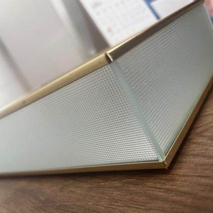 Imagem de Bandeja Decorativa Retangular em Vidro com Fundo Espelhado e Borda Dourada 