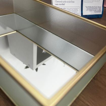 Imagem de Bandeja Decorativa Retangular em Vidro com Fundo Espelhado e Borda Dourada 