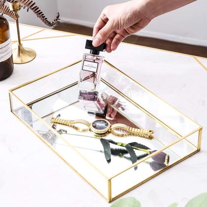 Imagem de Bandeja Decorativa Retangular em Vidro com Fundo Espelhado e Borda Dourada 