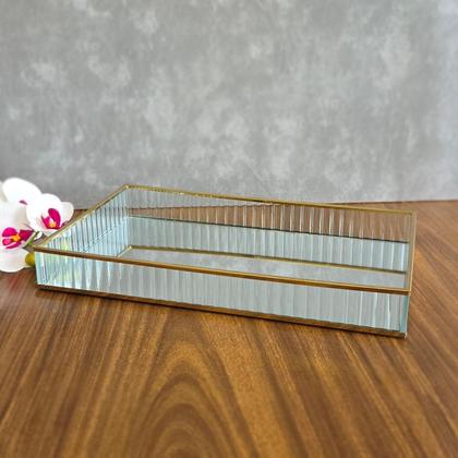Imagem de Bandeja em Vidro Canelado Com Espelho e Borda Metal Dourada 35,5x22 cm