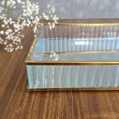 Imagem de Bandeja em Vidro Canelado Com Espelho e Borda Metal Dourada 35,5x22 cm