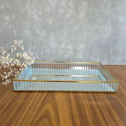 Imagem de Bandeja em Vidro Canelado Com Espelho e Borda Metal Dourada 35,5x22 cm