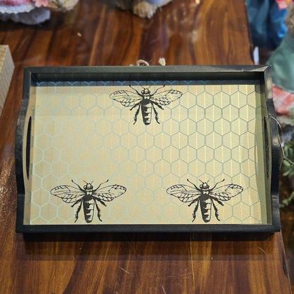 Imagem de Bandeja Retangular Estampa Abelha MDF 30X26X6cm Preta C Alça - Tuut
