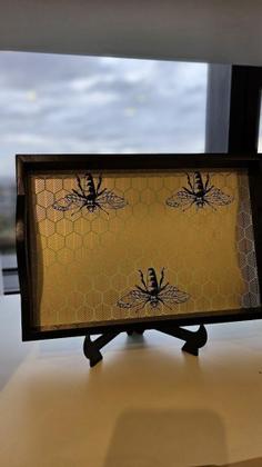 Imagem de Bandeja Retangular Estampa Abelha MDF 30X26X6cm Preta C Alça - Tuut