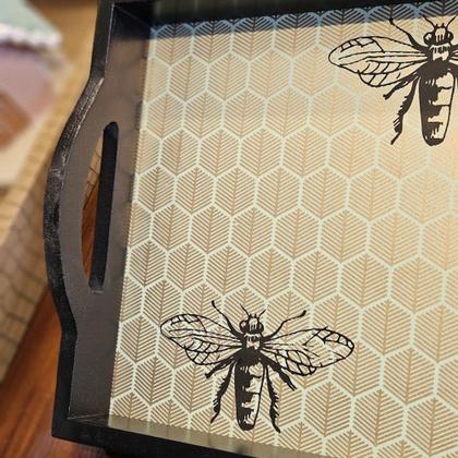 Imagem de Bandeja Retangular Estampa Abelha MDF 30X26X6cm Preta C Alça - Tuut