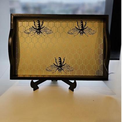Imagem de Bandeja Retangular Estampa Abelha MDF 30X26X6cm Preta C Alça - Tuut