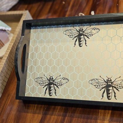 Imagem de Bandeja Retangular Estampa Abelha MDF 30X26X6cm Preta C Alça - Tuut
