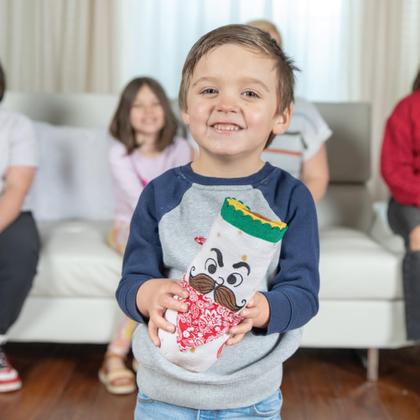 Imagem de Bandito Burrito The Musical Passing Game para crianças a partir de 4 anos, jogue The Singing Plush em um jogo no estilo Hot Potato que termina com um dente