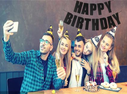Imagem de Banner de Feliz Aniversário e Suprimentos para Festa