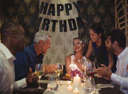 Imagem de Banner de Feliz Aniversário e Suprimentos para Festa