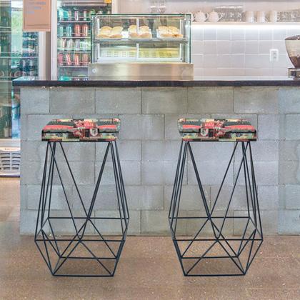 Imagem de Banqueta Alta Lucy Com Armação Preto Com Tecido Suede