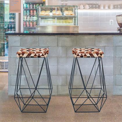 Imagem de Banqueta Alta Lucy Com Armação Preto Com Tecido Suede