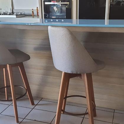 Imagem de Banqueta Maya gourmet Para Ilha ou Balcão e Ambiente diversos, pés em Madeira Maciça giratória-tamanho médio 62 cm do chão até o assento-tecido linho