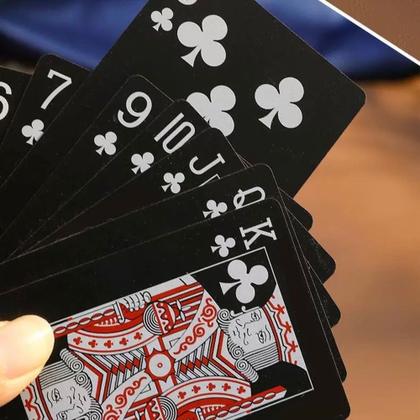 Imagem de Baralho Preto Plástico Prova D'agua Black Poker Impermeável Dollar Mágica Truco Canastra 54 Cartas