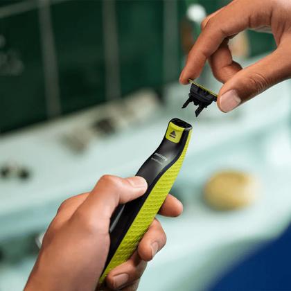 Imagem de Barbeador aparador e raspador para Rosto e Corpo Philips OneBlade QP282410 com 4 Pentes