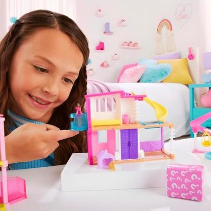 Barbie Land Mini Casa De Boneca Surpresa HYF44 Mattel - Boneca