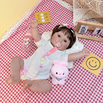Imagem de Bebê Reborn Boneca Realista Brastoy Corpo Silicone Pode Dar Banho Roupa Chupeta Mamadeira e Pelúcia Acessórios Completos