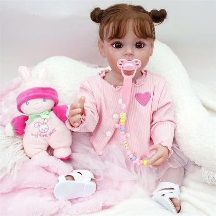 Imagem de Bebê Reborn Boneca Realista Brastoy Corpo Silicone Pode Dar Banho Roupa Chupeta Mamadeira e Pelúcia Acessórios Completos
