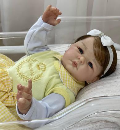 Imagem de Bebê Reborn Boneca Silicone 50cm de Altura, 35cm de Larguta, Toma Banho, Realista, Enxoval Luxo com 22 itens, Ela Faz Xixi e Mama