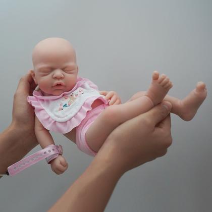 Imagem de Bebê Reborn Boneca Silicone Sólido 35cm Brastoy Original Pode Tomar Banho Com Kit Conjunto de Roupa Chupeta Mamadeira e Pelúcia