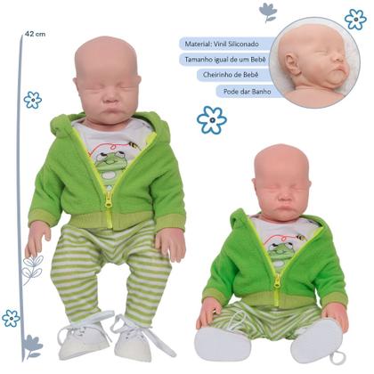 Imagem de Bebê Reborn com Roupa Sapinho e Acessório de Pelúcia