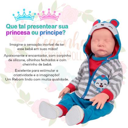 Imagem de Bebê Reborn com Roupinha de Macaquinho Pelúcia e Mamadeira
