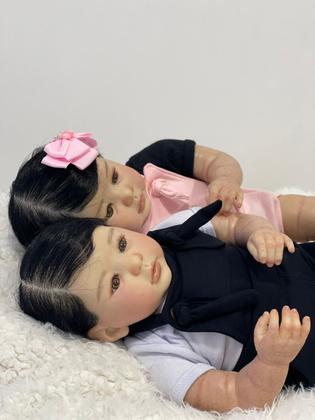 Imagem de Bebê Reborn Gêmeos Realistas Kilyn Menino e Menina Corpo Inteiro Silicone Toma Banho Cabelo Fio a Fio 50cm, 2kg cada Enxoval Completo