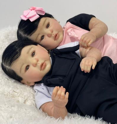 Imagem de Bebê Reborn Gêmeos Realistas Kilyn Menino e Menina Corpo Inteiro Silicone Toma Banho Cabelo Fio a Fio 50cm, 2kg cada Enxoval Completo