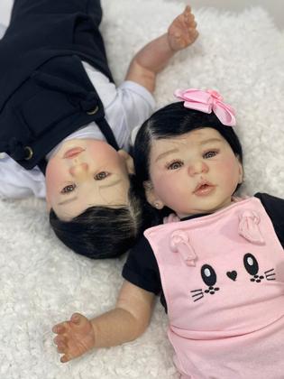 Imagem de Bebê Reborn Gêmeos Realistas Kilyn Menino e Menina Corpo Inteiro Silicone Toma Banho Cabelo Fio a Fio 50cm, 2kg cada Enxoval Completo
