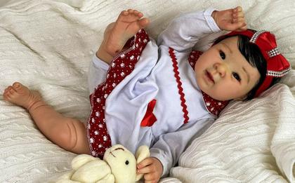 Imagem de Bebê Reborn Menina Japonesa Realista Corpo de Pano e Membros Silicone Cabelo Fio a Fio Olhos Pretos 48cm Enxoval Completo PRONTA ENTREGA