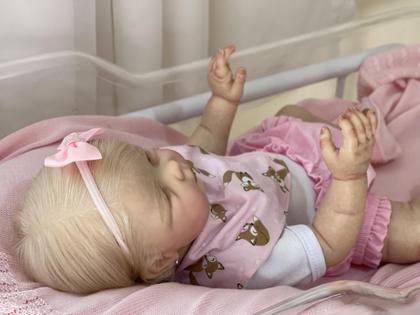 Imagem de Bebê Reborn Menina Loira Corpo Inteiro Silicone, Toma Banho, Mama e Faz Xixi Cabelo Fio a Fio com Enxoval Completo, Certidão, Ultrassom, 50cm