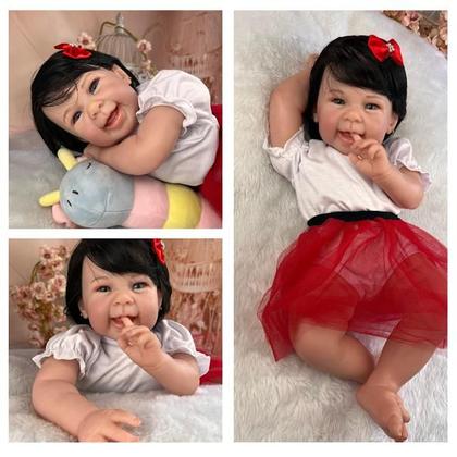Imagem de Bebê Reborn Menina Realista Corpo Silicone Com Mamadeira
