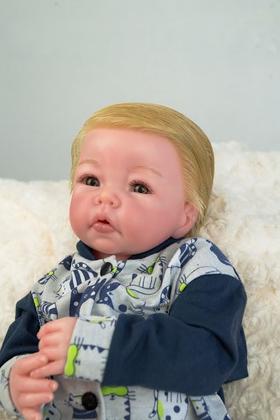 Imagem de Bebê reborn realista artesanal menino loiro corpo de tecido