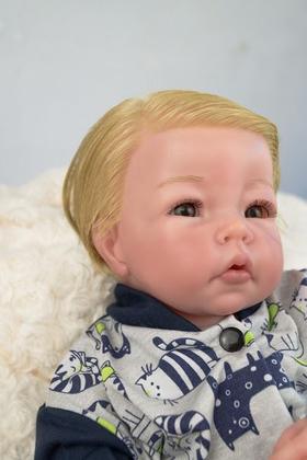 Imagem de Bebê reborn realista artesanal menino loiro corpo de tecido
