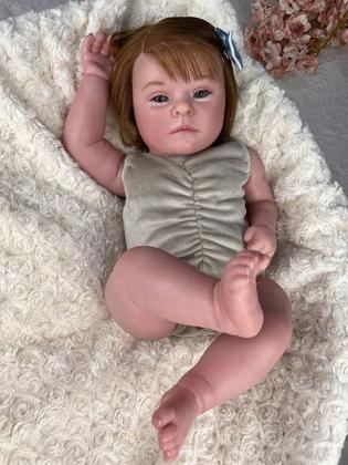 Imagem de Bebê reborn sindrome de down menina com macacão