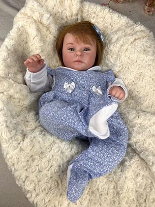 Imagem de Bebê reborn sindrome de down menina com macacão