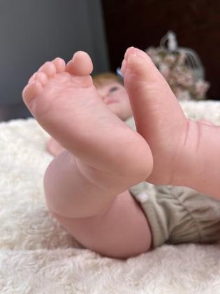 Imagem de Bebê reborn sindrome de down menina com macacão